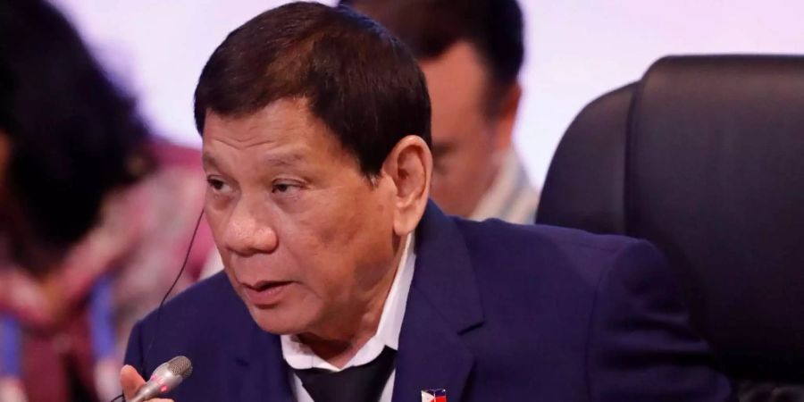 Rodrigo Duterte hat den Chef der Antidrogenbehörde des Landes wegen Korruptionsvorwürfen gefeuert.