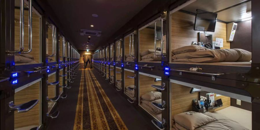 In den Schlafkabinen des Capsule Hotel Anshin Oyado Shinjuku in Tokio steht ein Tablet-PC und Flachbild-TV zur Verfügung, Bild: Booking