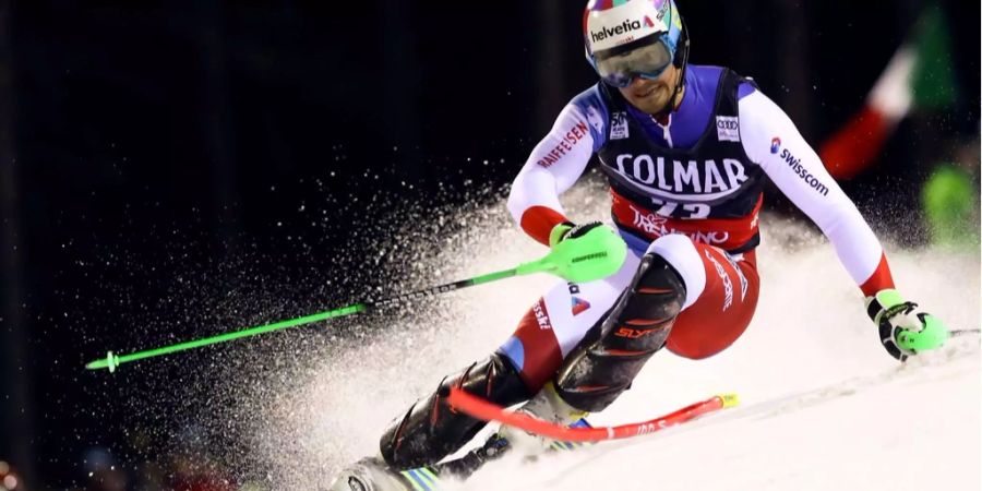 Luca Aerni schafft im Nachtslalom von Madonna di Campiglio historisches.