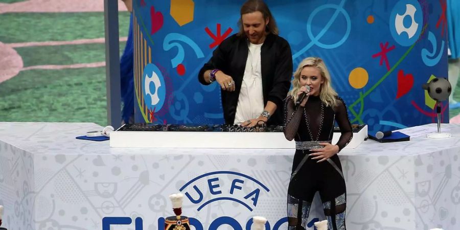 Der Herr der Knöpfe: David Guetta mit Zara Larsson bei der Eröffnung der Fussball-EM 2016 in Paris.