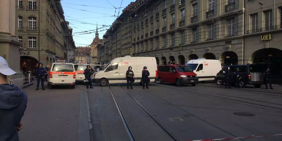 Die Polizei hat die Szene abgeriegelt.