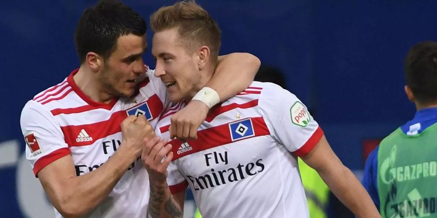 Die HSV-Spieler Filip Kostic und Lewis Holtby freuen sich über den Sieg.