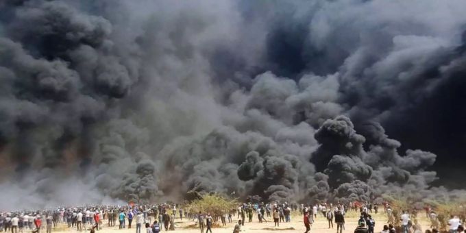 Die Palästinenser versuchen sich mit dickem Rauch von brennenden Pneus vor israelischen Scharfschützen zu verbergen. Die Palästinenser versuchen sich mit dickem Rauch von brennenden Pneus vor israelischen Scharfschützen zu verbergen.