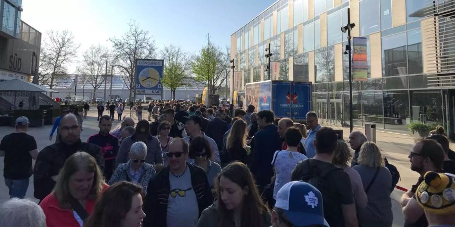 YB-Fans stehen für Cupfinal-Tickets an.