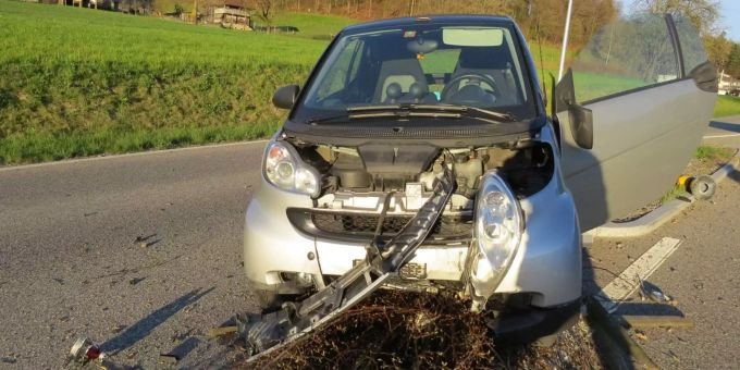 20'000 Franken Schaden - Smart fährt über Verkehrsinsel