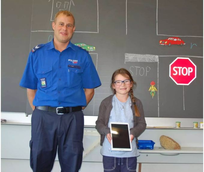 Verkehrsinstruktor Daniel Lüthi übergibt den Preis an die Gewinnerin Reubi Analia, die in Weinfelden die 3. Primarschulklasse besucht. Verkehrsinstruktor Daniel Lüthi übergibt den Preis an die Gewinnerin Reubi Analia, die in Weinfelden die 3. Primarschulklasse besucht.
