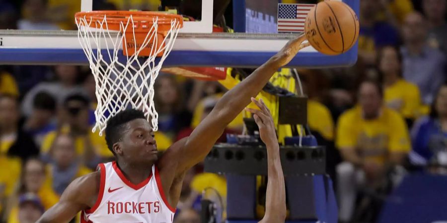 Clint Capela verhindert einen Korb der Warriors.