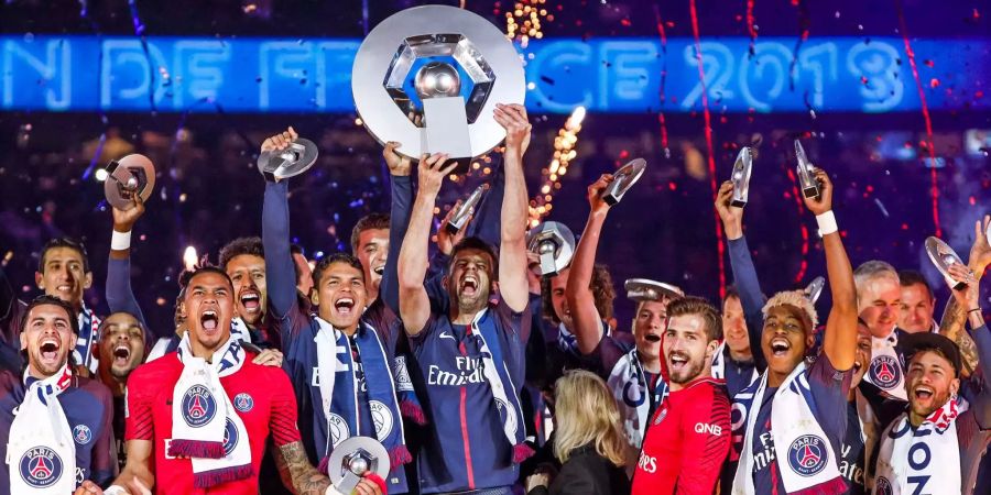 Paris St. Germain gewinnt nach einem Jahr Abstinenz wieder die französische Meisterschaft. Doch die Club-Bosse wollen endlich den Champions-League-Titel. Deswegen muss Meistertrainer Unai Emery seinen Platz Thomas Tuchel überlassen.