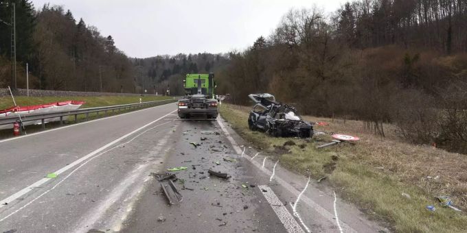 Bei Thayngen SH kommt eine 78-jährige Autolenkerin bei einer Frontalkollision mit einem Lastwagen ums Leben. Bei Thayngen SH kommt eine 78-jährige Autolenkerin bei einer Frontalkollision mit einem Lastwagen ums Leben.