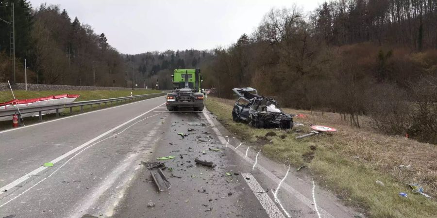 Bei Thayngen SH kommt eine 78-jährige Autolenkerin bei einer Frontalkollision mit einem Lastwagen ums Leben.