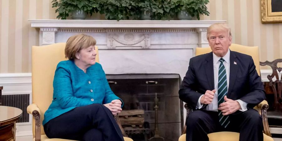 Auch Merkel forderte Trump auf, die angedrohten Zölle gegen europäische Staaten fallenzulassen.