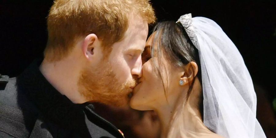 Der erste Kuss als Ehepaar: Meghan und Harry treten aus der Kapelle und küssen sich vor einem Milliarden-Publikum.