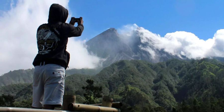 Seit Wochen aktiv: Ein Schauslustiger fotografiert den ausbrechenden Vulkan Merapi