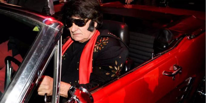 CC fuhr als Elvis Presley ein. CC fuhr als Elvis Presley ein.