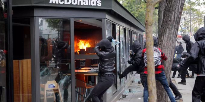 Aktivisten zerstören Fenster eines McDonald Restaurants, nachdem zuvor Molotowcocktails während einer Demonstration zum 1. Mai in das Restaurant geworfen wurden. Aktivisten zerstören Fenster eines McDonald Restaurants, nachdem zuvor Molotowcocktails während einer Demonstration zum 1. Mai in das Restaurant geworfen wurden.
