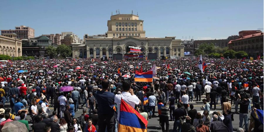 Paschinjan hat in den vergangenen zwei Wochen Massenproteste gegen Korruption und Vetternwirtschaft organisiert und damit Regierungschef Sargsjan zum Rücktritt gezwungen. Vor der Abstimmung über einen neuen Regierungschef in Armenien am Dienstag hat die Opposition mit neuen Protesten einen Machtwechsel gefordert.