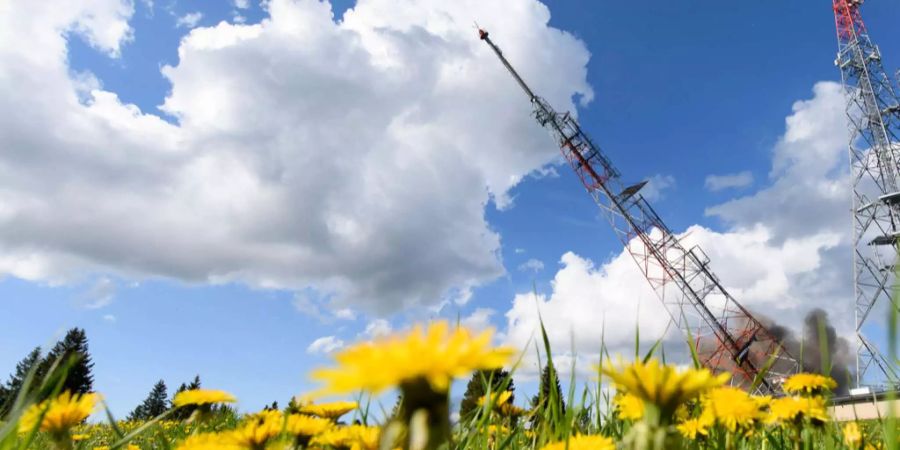 122 Meter hoch und 97 Tonnen schwer: Seit heute Donnerstag steht der Swisscom-Sendeturm «La Barillette» nicht mehr.