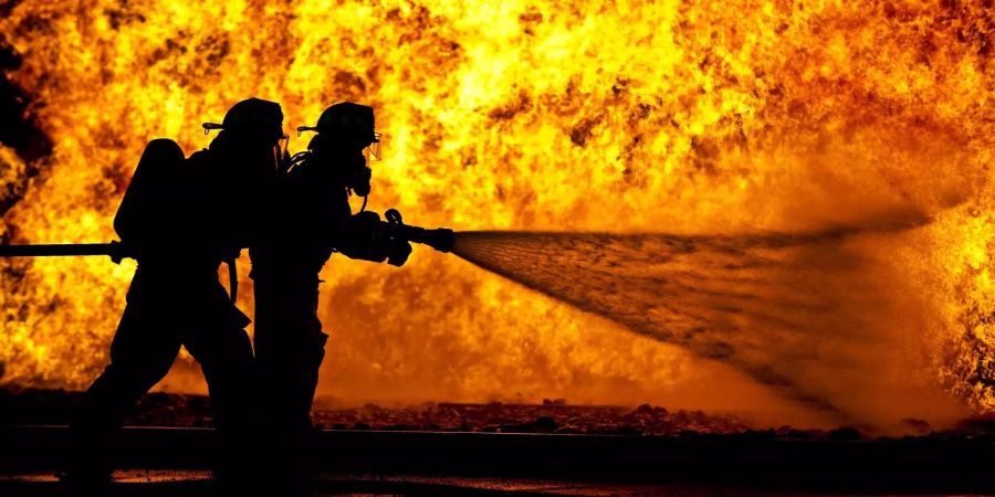 Feuerwehrleute können Dampfverbrennungen durch ihren eigenen Schweiss erleiden.