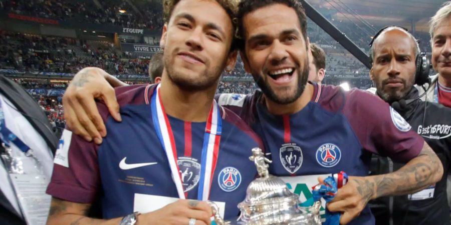 Neymar und Dani Alves feiern das dritte Triple von Paris St. Germain in vier Jahren