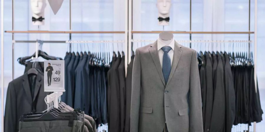 Ein Schaufenster mit aufgehängten Anzügen an der Sihlstrasse in Zürich.