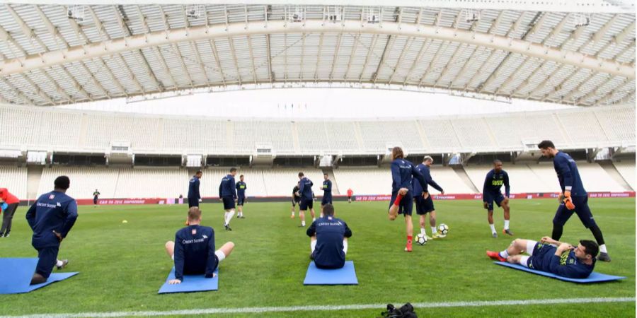 Die Mannschaft weilt seit Montag in Athen und will beim Testspiel in Griechenland einiges ausprobieren.