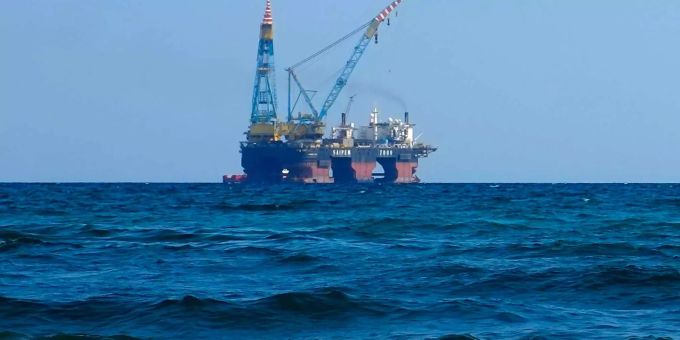 Türkische Kriegsschiffe haben am Dienstag den vierten Tag in Folge ein vom italienischen Energieunternehmen ENI gemietetes Bohrschiff daran gehindert, ein Erkundungsgebiet südöstlich der Hafenstadt Larnaka zu erreichen. Türkische Kriegsschiffe haben am Dienstag den vierten Tag in Folge ein vom italienischen Energieunternehmen ENI gemietetes Bohrschiff daran gehindert, ein Erkundungsgebiet südöstlich der Hafenstadt Larnaka zu erreichen.
