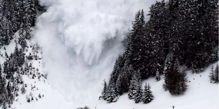 Bei einem Lawinenabgang in den italienischen Alpen sind mindestens zwei Menschen gestorben. (Symbolbild)