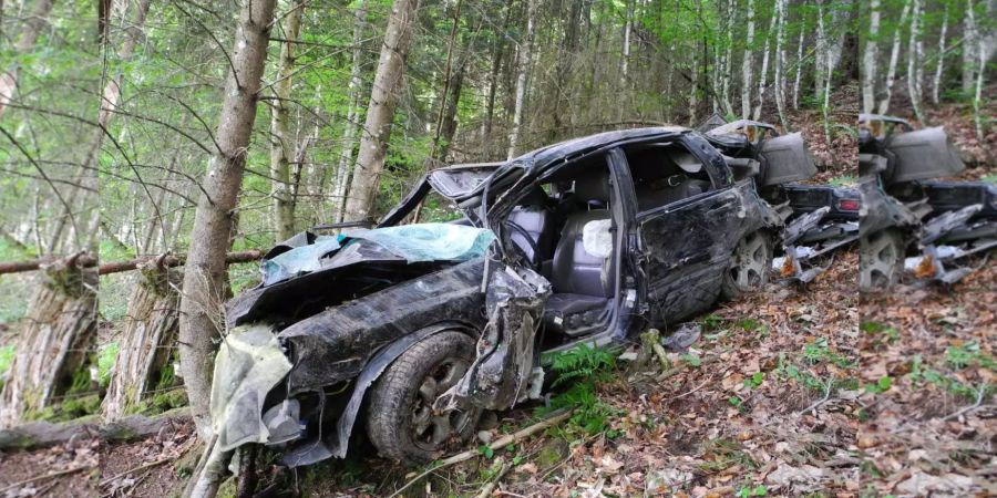 Das Auto stürzte 100 Meter einen Abhang hinunter.