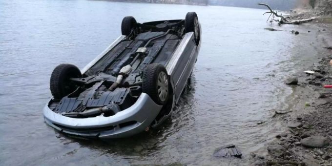 In Rekingen AG machte sich ein Auto selbständig und landete im Rhein. In Rekingen AG machte sich ein Auto selbständig und landete im Rhein.
