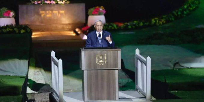 Bei einer zentralen Zeremonie auf dem Herzl-Berg in Jerusalem wurden Fackeln entzündet, unter anderen von Ministerpräsident Benjamin Netanjahu. Bei einer zentralen Zeremonie auf dem Herzl-Berg in Jerusalem wurden Fackeln entzündet, unter anderen von Ministerpräsident Benjamin Netanjahu.