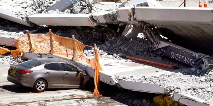 In der Nähe von Miami ist am Donnerstag eine Brücke eingestürzt. In der Nähe von Miami ist am Donnerstag eine Brücke eingestürzt.