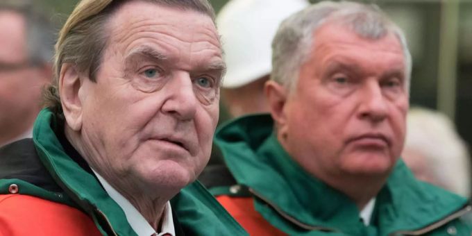 Gerhard Schröder mit Igor Schetschin in einer Raffinerie Gerhard Schröder mit Igor Schetschin in einer Raffinerie