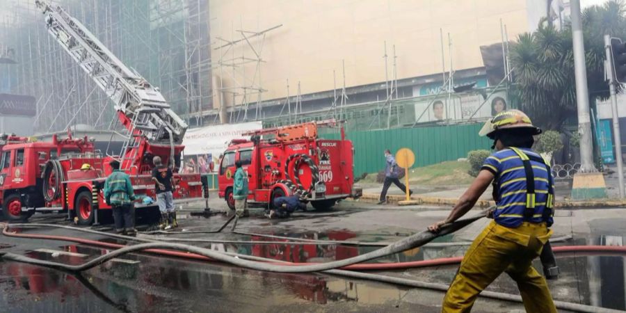 Feuerwehrmänner bekämpfen den Brand im Manila Pavilion Hotel und Casino.