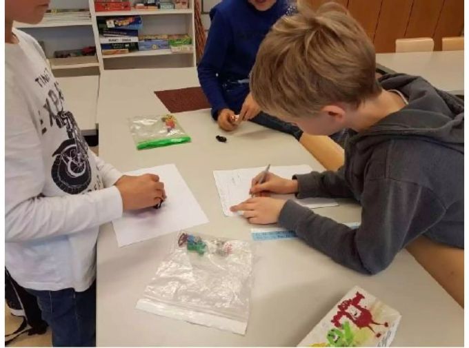 Konzentriertes Arbeiten: Drei Schüler entwickeln im Ateilier Unterricht gemeinsam ein Spiel. Konzentriertes Arbeiten: Drei Schüler entwickeln im Ateilier Unterricht gemeinsam ein Spiel.