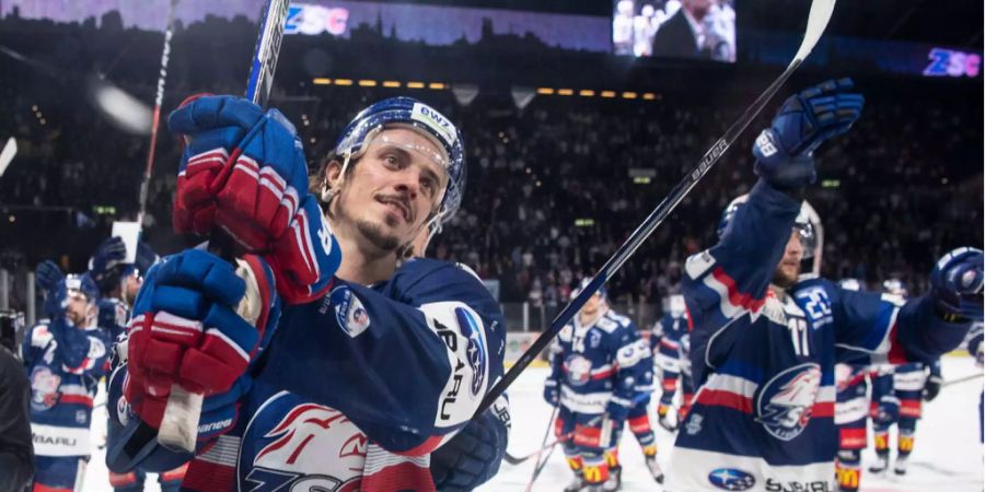 Roman Wick (links) bejubelt den ZSC-Siegestreffer im zweiten Finalspiel.