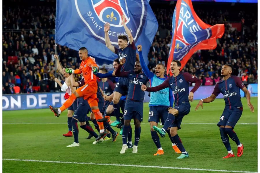 Auch wenn die Fans teilweise einen Stimmungs-Boykott veranstalteten, lässt sich PSG nicht bremsen: Gleich mit 7:1 wird Verfolger Monaco abgefertigt. Damit holen sich die Hauptstädter den fünften Titel seit 2013. Bitter für Trainer Emery. Trotz des Pokals muss er im Sommer seinen Posten an Thomas Tuchel abtreten.