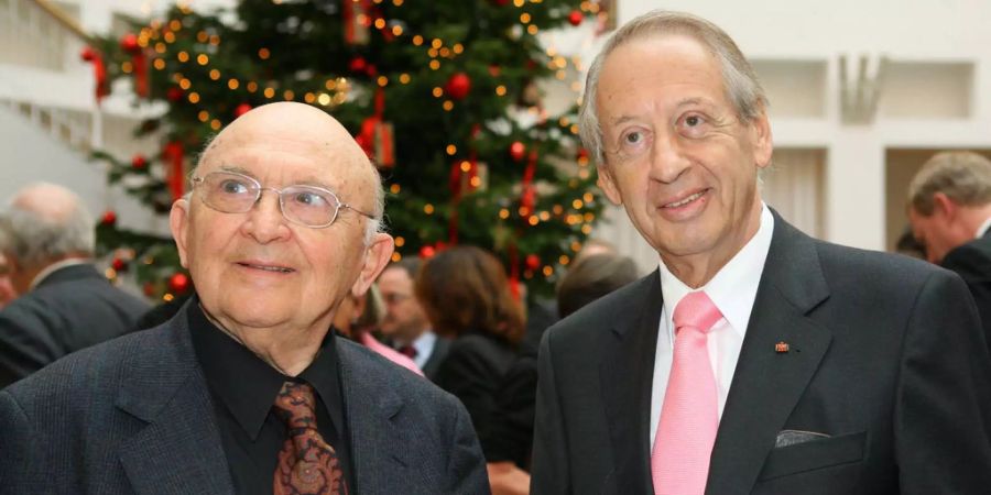 Der israelische Schriftsteller Aharon Appelfeld,links, erhaelt 2005 den Nelly-Sachs-Preis der Stadt Dortmund.