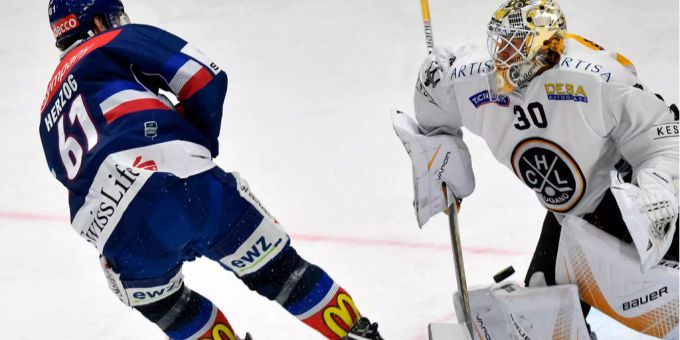 ZSC-Herzog prüft Lugano-Goalie Merzlikins. ZSC-Herzog prüft Lugano-Goalie Merzlikins.