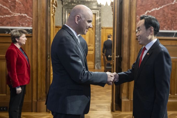 Der chinesische Botschafter Wang Shiting schüttelt die Hand von Bundespräsident Alain Berset am Neujahrsempfang der Botschafter 2023. Shiting hat auch Kontakt zu Magdalena Martullo-Blocher. Wang Shiting