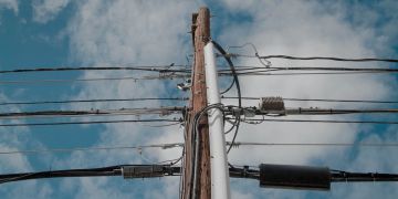 Kabel einer freistehenden Stromleitung