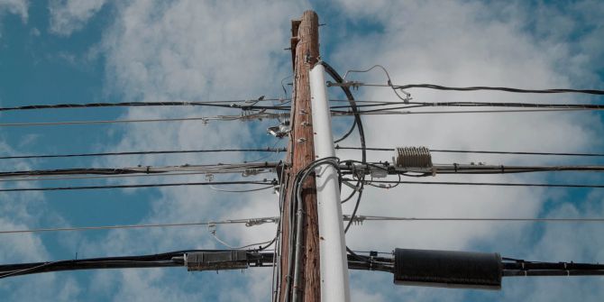 Kabel einer freistehenden Stromleitung