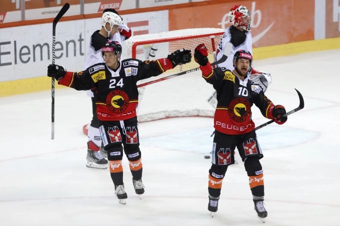 Tristan Scherwey (r.) trifft im ersten Saisonspiel für den SCB gleich dreifach. scb