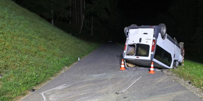 Lieferwagen landet bei Selbstunfall in Willisau auf Dach. Selbstunfall in Willisau LU