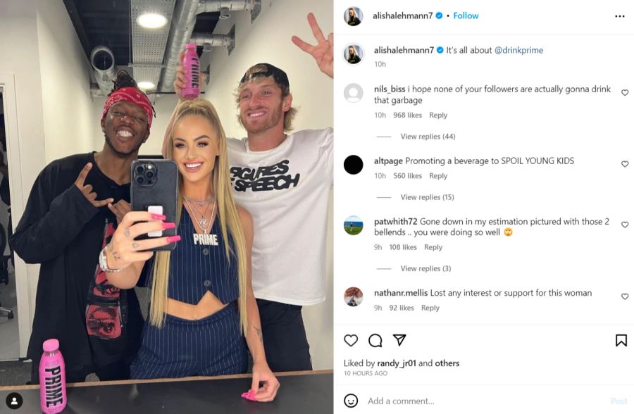 Alisha Lehmann teilt mit ihren Fans ein «Hinter-den-Kulissen»-Foto von sich, KSI (links) und Logan Paul (rechts).