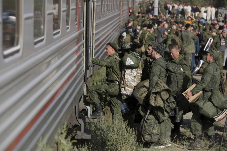 Soldaten in Russland besteigen einen Mobilisationszug in Prudboi.