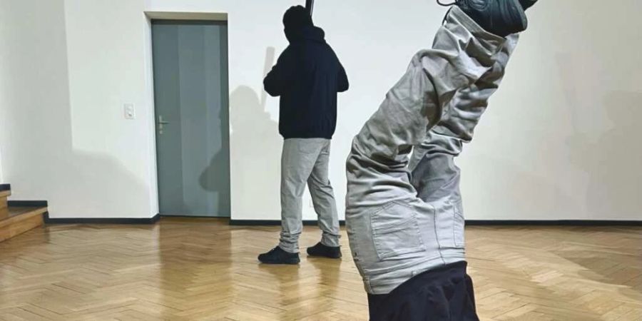 Der Kunstraum Artstübli führt während den Kunsttagen Basel  durch die irritierende Figurenwelt des amerikanischen Street Artisten Mark Jenkins.