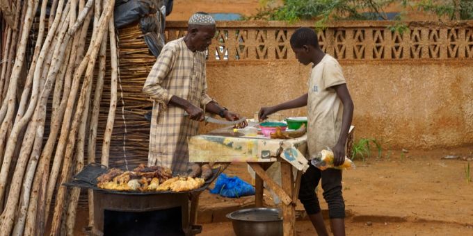 Immer mehr Kinder im Niger sind unterernährt – weshalb eine Hilfsorganisation wieder ihre Arbeit aufnimmt. niger militärputsch hungersnot