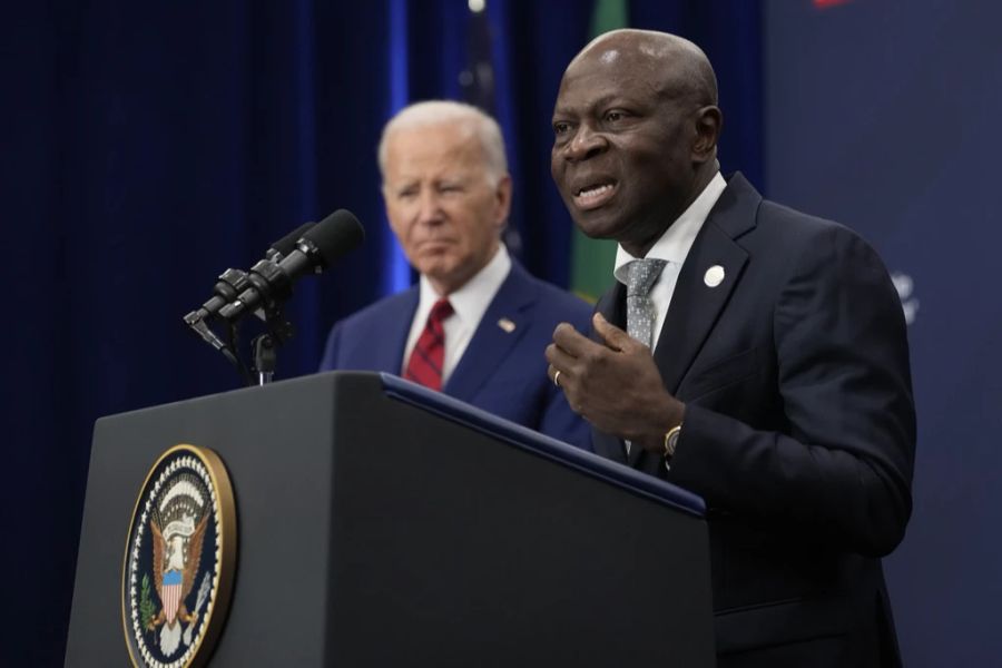 Biden hört zu, als der Generaldirektor der Internationalen Arbeitsorganisation (ILO), Gilbert Houngbo, spricht, um den Start einer Partnerschaft für Arbeitnehmerrechte anzukündigen.