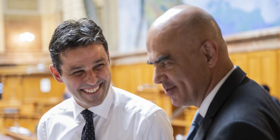 Matthias Aebischer, SP-BE, links, diskutiert mit Bundespräsident Alain Berset, an der Herbstsession 2023 im Nationalrat in Bern.