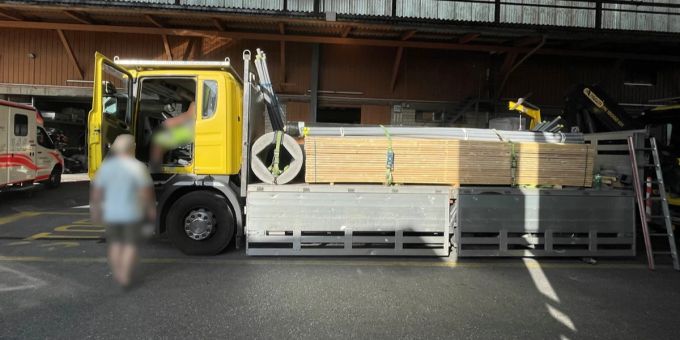 Landquart GR - Lastwagenführerin (29) wird bei Arbeitsunfall verletzt
